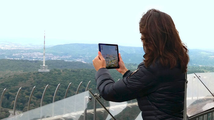 Nutzerin der Fernsehturm App mit Tablett