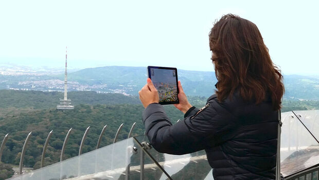 Nutzerin der Fernsehturm App mit Tablett