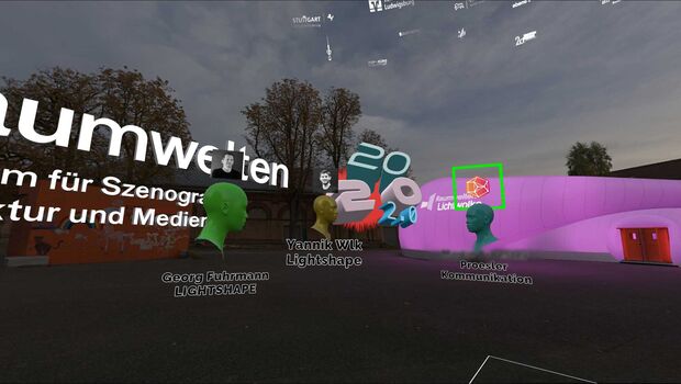Virtuelle Darstellung der Teilnehmer vor der lila Lichtwolke im Innenhof des Kunstzentrums Karlskaserne