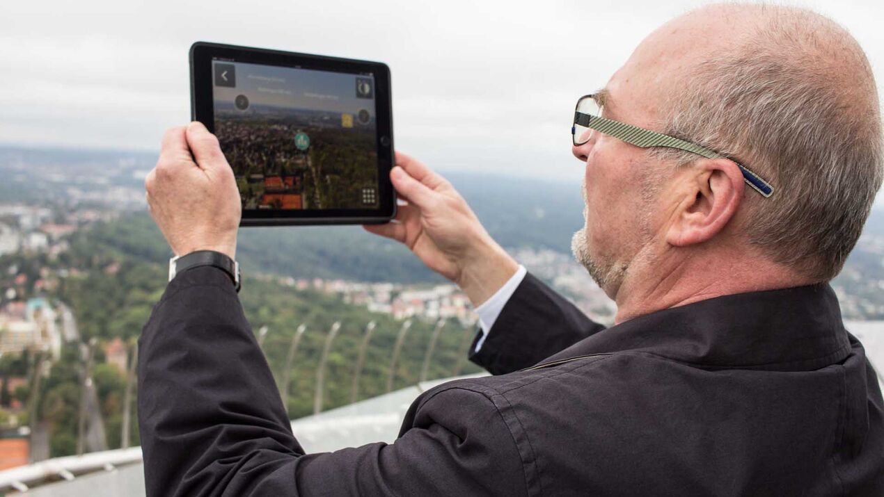 Nutzer der Fernsehturm App mit Tablett