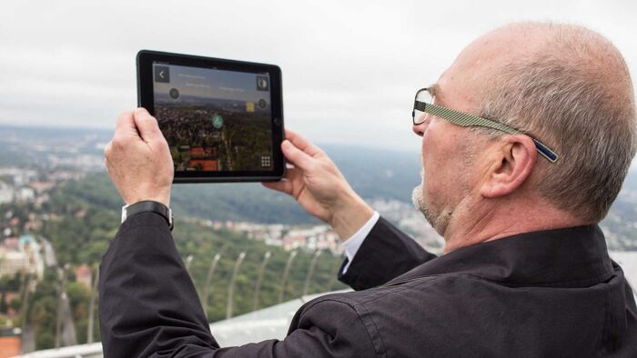 Nutzer der Fernsehturm App mit Tablett