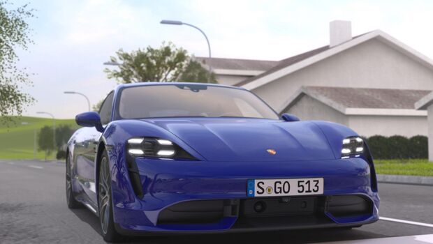 Frontansicht blauer Porsche Taycan vor Haus