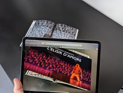 Deutsche Oper am Rhein Spielzeitheft Seite mit ipad und Video aus AR Anwendung
