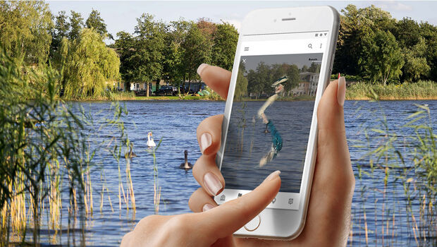 iPhone vor See mit Wischeffekt in der App