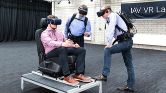 Drei Holodeck Nutzer mit VR Brillen und Backpacks