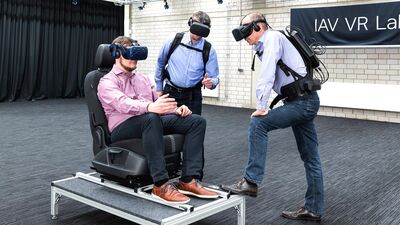 Drei Holodeck Nutzer mit VR Brillen und Backpacks