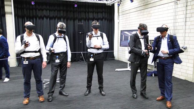 Eine Gruppe von Holodeck Nutzern des IAV mit VR Brille und Backpacks