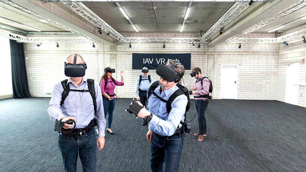 Holodeck Nutzer mit VR Brillen und Backpack im IAV VR Lab